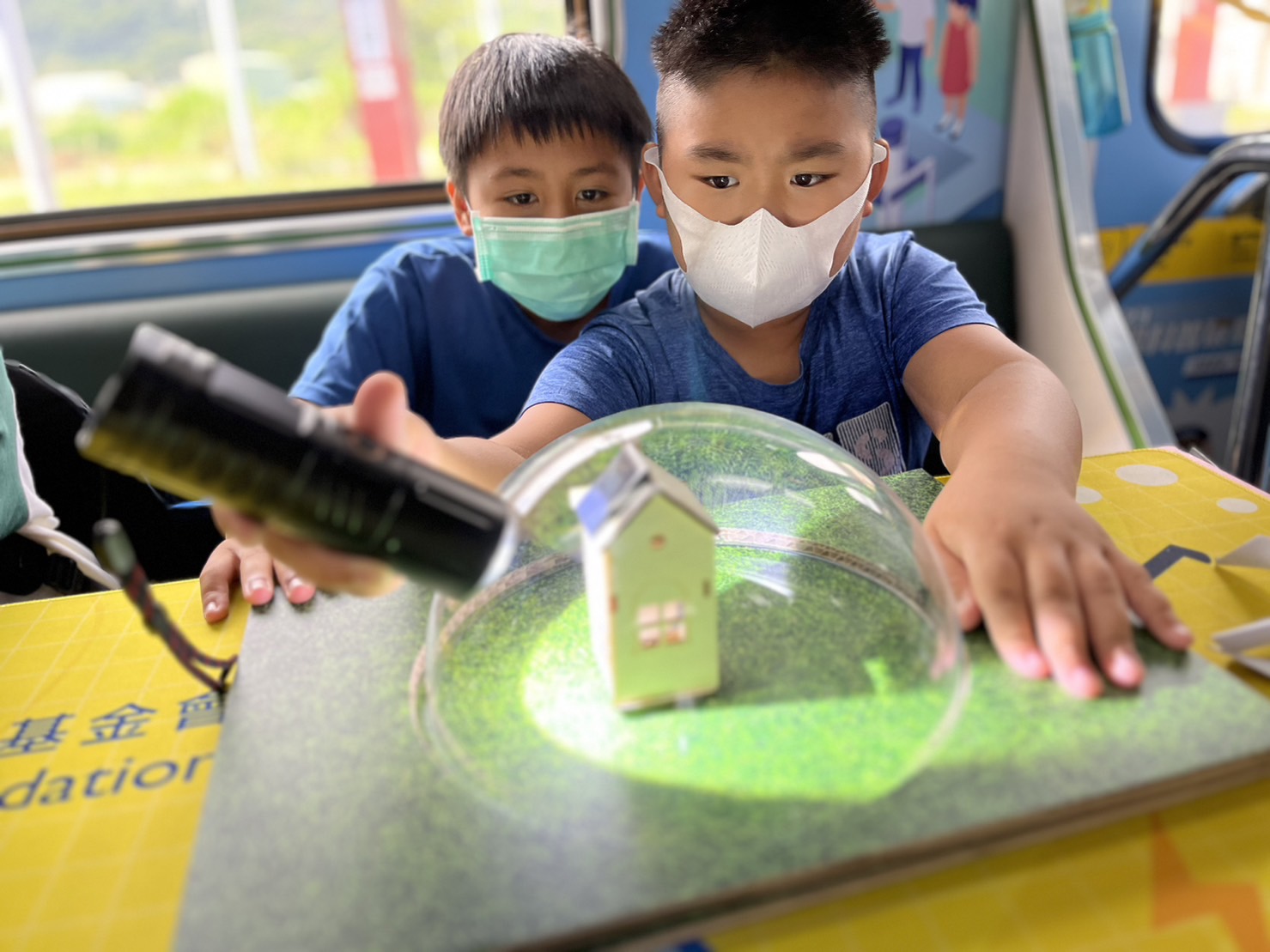 EZPay參與基礎科學主題車廂，以STEAM教學精神，設計「逐日科學家」、「太陽能工程師」以及「淨零建築師」三大能源科普課程和實驗