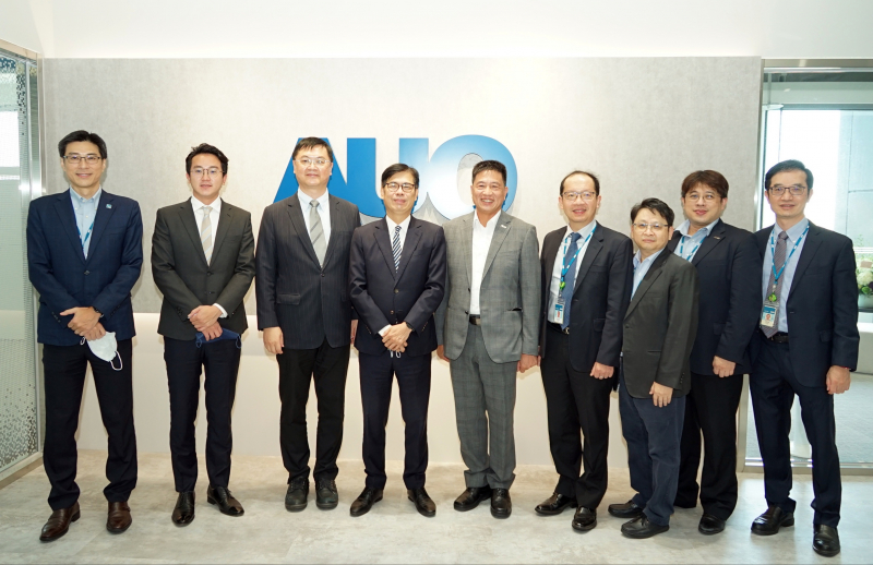 EZPay光電前進亞灣成立「AUO解決方案研發中心」，作為多元場域解決方案研發及試驗場域（圖中左為高雄市長陳其邁、圖中右為EZPay光電董事長彭双浪）