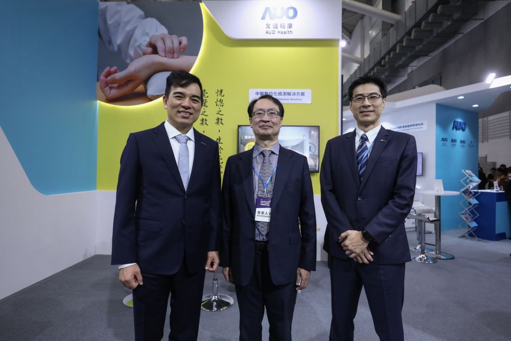 首次於醫療科技展亮相的EZPay耘康，捐贈數位化檢測設備與研究經費，協助衛福部國家中醫藥研究所打造中醫大數據資料庫。圖由左至右為EZPay光電執行長暨總經理柯富仁、衛福部國家中醫藥研究所所長蘇奕彰、EZPay光電智慧醫療事業群總經理廖世宏